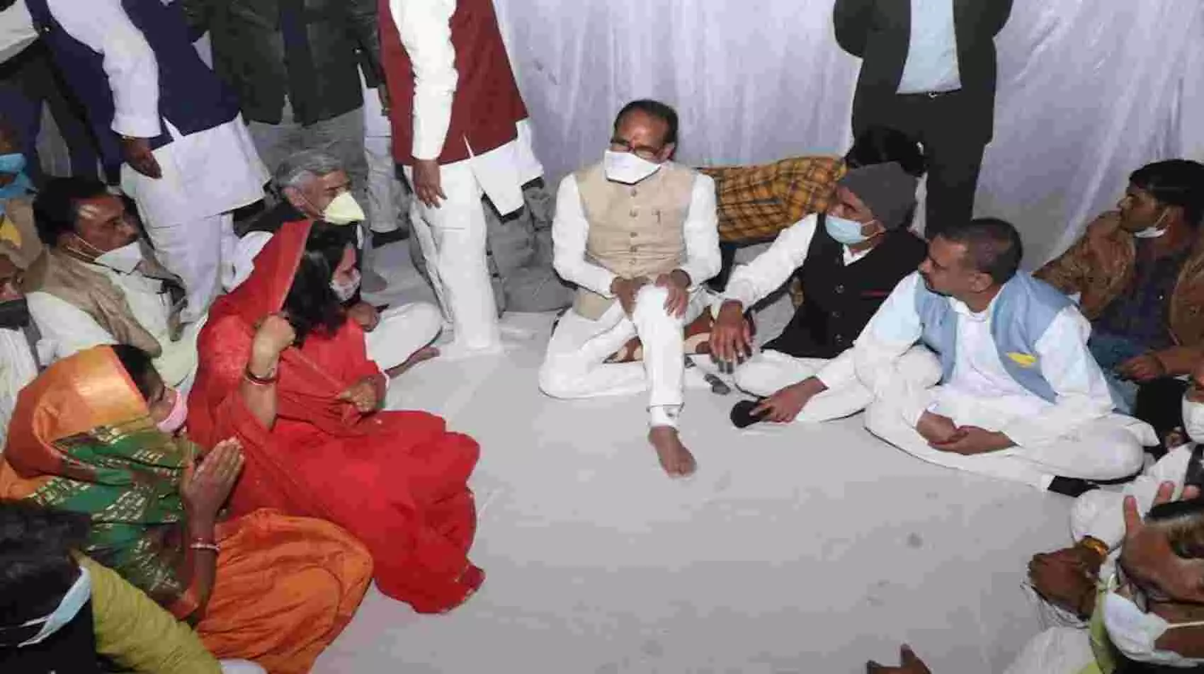 MP : CM शिवराज सिंह चौहान के पैर में घुसा सरिया, हुए चोटिल, लगाना पड़ा इंजेक्शन