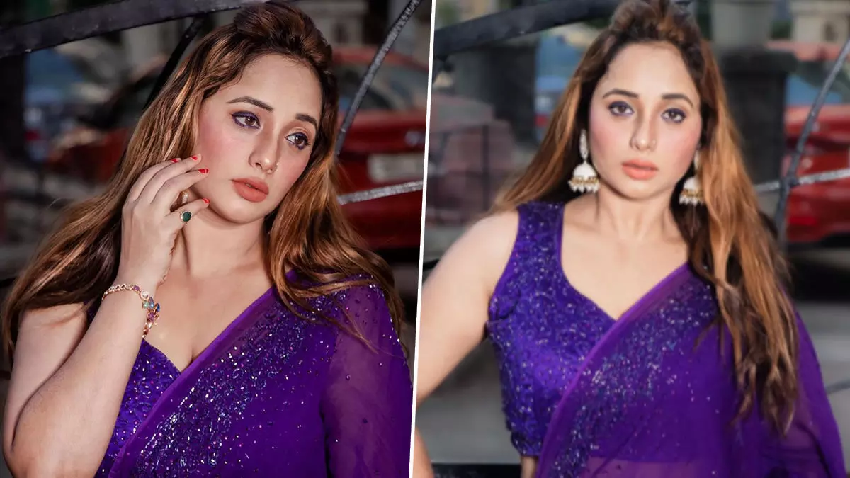 Rani Chatterjee Hot Photos: भोजपुरी एक्ट्रेस रानी चटर्जी ने ब्लू साड़ी में ये फोटोज फैंस के दिलों पर गिरा रही है बिजली