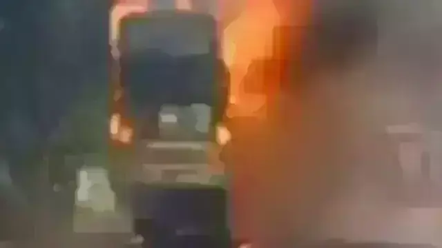 मधुबनी में यात्रियों से भरी बस में लगी भीषण आग, कोई हताहत की खबर नहीं मधुबनी में यात्रियों से भरी बस में लगी भीषण आग, कोई हताहत की खबर नहीं