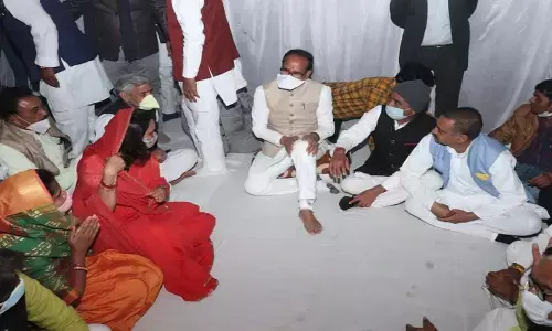 MP : CM शिवराज सिंह चौहान के पैर में घुसा सरिया, हुए चोटिल, लगाना पड़ा इंजेक्शन MP : CM शिवराज सिंह चौहान के पैर में घुसा सरिया, हुए चोटिल, लगाना पड़ा इंजेक्शन