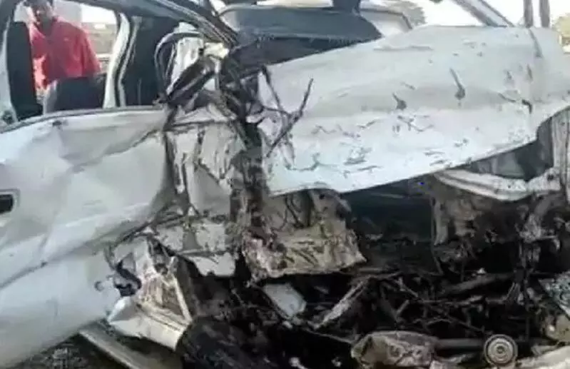 ट्रक ने कार को मारी टक्कर, तीन युवकों की मौत, कार हुई चकनाचूर