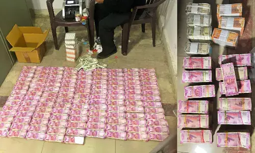 IT Raid: नोएडा में पूर्व IPS अफसर के घर आयकर का छापा, अब तक 3 करोड़ रुपये हुए बरामद