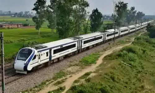 वित्त मंत्री का ऐलान, अगले तीन सालों में 400 वंदेभारत ट्रेनें चलेंगी, जानें क्या हैं वंदेभारत ट्रेन की खुबी वित्त मंत्री का ऐलान, अगले तीन सालों में 400 वंदेभारत ट्रेनें चलेंगी, जानें क्या हैं वंदेभारत ट्रेन की खुबी