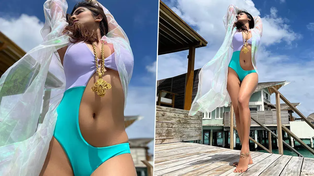 Malavika Mohanan ने सेक्सी कलरफुल सूट पहनकर लगाया बोल्डनेस का तड़का, Sexy Photos हुई Viral