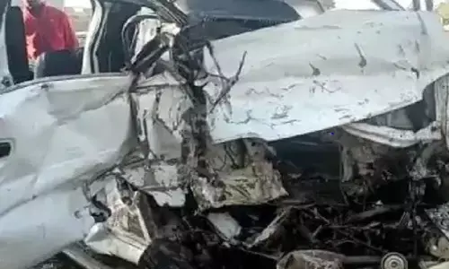 ट्रक ने कार को मारी टक्कर, तीन युवकों की मौत, कार हुई चकनाचूर ट्रक ने कार को मारी टक्कर, तीन युवकों की मौत, कार हुई चकनाचूर