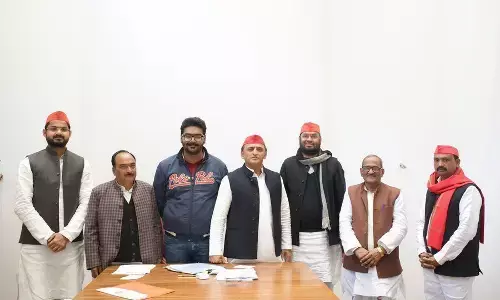 बसपा विधायक उमाशंकर कुशवाहा अपने समर्थकों के साथ सपा में हुए शामिल बसपा विधायक उमाशंकर कुशवाहा अपने समर्थकों के साथ सपा में हुए शामिल