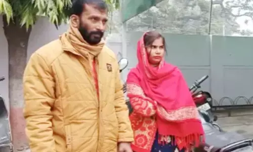 यूपी : 40 साल का प्रेमी, 24 की प्रेमिका, लव मैरिज कर पहुंचे पुलिस के पास, लगाई ये गुहार... यूपी : 40 साल का प्रेमी, 24 की प्रेमिका, लव मैरिज कर पहुंचे पुलिस के पास, लगाई ये गुहार...