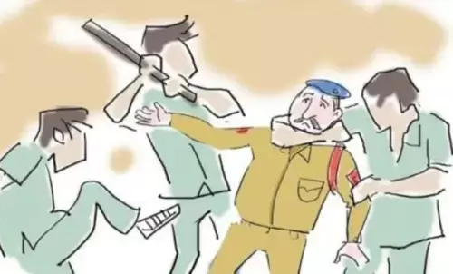 बाइक लेने चौकी गए बेटे पर पुलिस ने लात-घूंसे बरसाए, बेटे को पिटता देखकर फफकती रही मां... बाइक लेने चौकी गए बेटे पर पुलिस ने लात-घूंसे बरसाए, बेटे को पिटता देखकर फफकती रही मां...