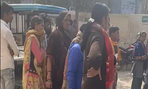 ऑटो की ट्रक से भीषण टक्कर, हादसे में मासूम समेत तीन की मौत, 10 घायल ऑटो की ट्रक से भीषण टक्कर, हादसे में मासूम समेत तीन की मौत, 10 घायल