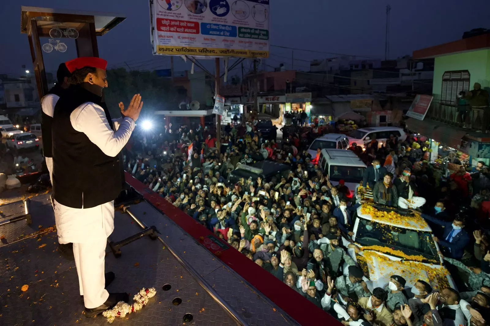 UP Election : जब चुनाव प्रचार करते हुए आमने-सामने आ गए अखिलेश और प्रियंका, VIDEO में देखें दिलचस्प अंदाज