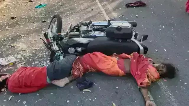 बाइकसवार दंपति की सड़क हादसे में मौत, तेज रफ्तार बस ने बेरहमी से रौंदा बाइकसवार दंपति की सड़क हादसे में मौत, तेज रफ्तार बस ने बेरहमी से रौंदा