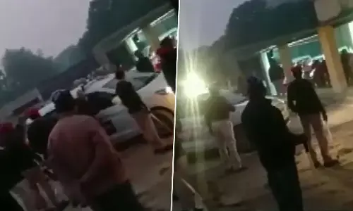 मोतिहारी में परीक्षा केंद्र पर बत्ती हुई गुल, तो कार की हेडलाइट की रोशनी में हुआ 12वीं का एग्जाम (VIDEO)