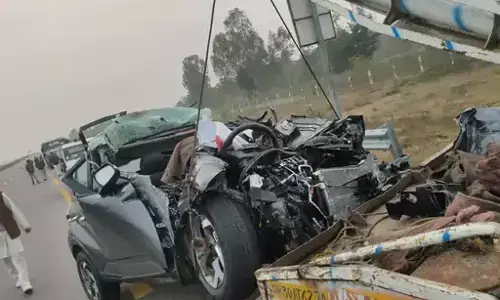 सड़क किनारे खड़े ट्रेलर में जा घुसी कार, 3 की मौके पर मौत, 1 हालत गंभीर सड़क किनारे खड़े ट्रेलर में जा घुसी कार, 3 की मौके पर मौत, 1 हालत गंभीर