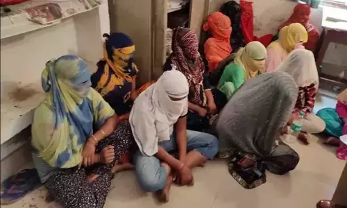 सेक्स रैकेट में फंसी युवती ने किया पर्दाफाश, मौके से आठ युवतियों और छह युवकों को पुलिस ने रंगेहाथ पकड़ा सेक्स रैकेट में फंसी युवती ने किया पर्दाफाश, मौके से आठ युवतियों और छह युवकों को पुलिस ने रंगेहाथ पकड़ा