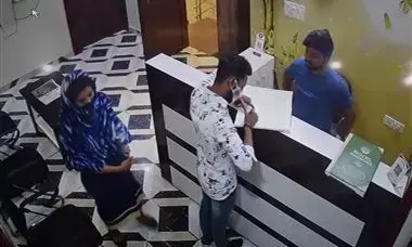 गर्लफ्रेंड को ले गया होटल, पत्नी ने ऐसे पकड़ी गई पति की धोखेबाजी गर्लफ्रेंड को ले गया होटल, पत्नी ने ऐसे पकड़ी गई पति की धोखेबाजी