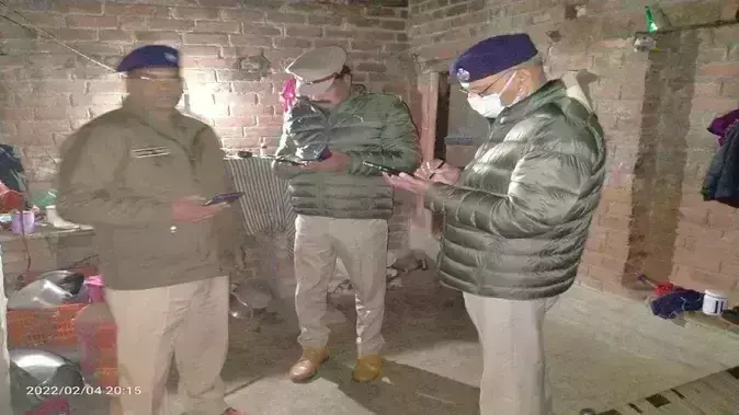 Uttar Pradesh Crime News : पति ने गोली मारकर पत्नी को उतारा मौत के घाट, खुद भी की खुदखुशी, जानिए पूरा मामला Uttar Pradesh Crime News : पति ने गोली मारकर पत्नी को उतारा मौत के घाट, खुद भी की खुदखुशी, जानिए पूरा मामला