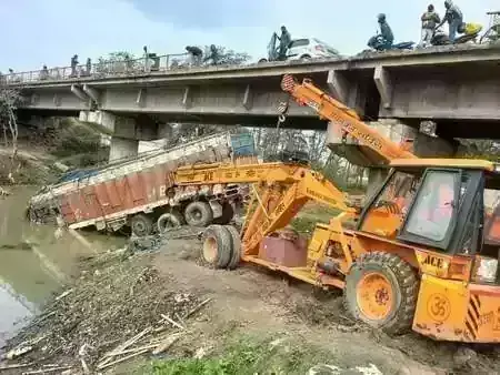 मझना पुल पर अनियंत्रित हुआ ट्रक, रेलिंग तोड़ नाले में जा गिरा, बड़ा हादसा होने से टला