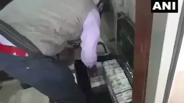 कानपूर में 3 गाड़ियों से मिले कैश, नोट गिनने के लिए मंगानी पड़ी मशीन कानपूर में 3 गाड़ियों से मिले कैश, नोट गिनने के लिए मंगानी पड़ी मशीन