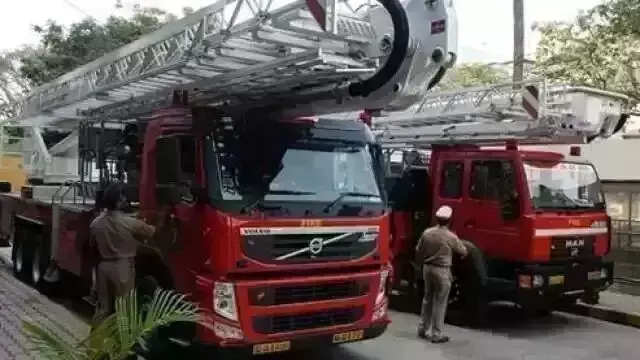 दिल्ली में ईमारत की चौथी मंजिल पर लगी आग, दमकल की गाड़ियों ने पाया आग पर काबू दिल्ली में ईमारत की चौथी मंजिल पर लगी आग, दमकल की गाड़ियों ने पाया आग पर काबू