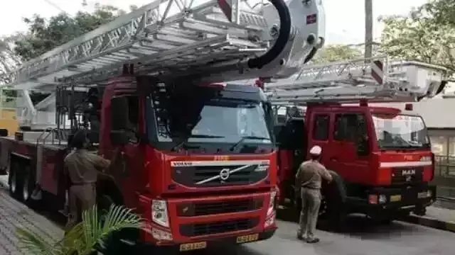 दिल्ली के कड़कड़डूमा कोर्ट में लगी आग, दमकल की 12 गाड़ियों ने पाया आग पर काबू दिल्ली के कड़कड़डूमा कोर्ट में लगी आग, दमकल की 12 गाड़ियों ने पाया आग पर काबू