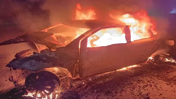 पूर्वांचल एक्सप्रेसवे पर डिवाइडर से टकराकर आग का गोला बनी कार, तीन लोग जिंदा जले