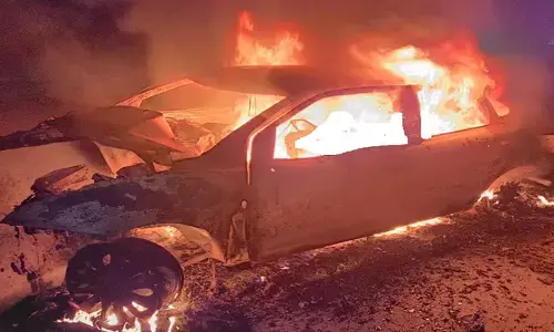 पूर्वांचल एक्सप्रेसवे पर डिवाइडर से टकराकर आग का गोला बनी कार, तीन लोग जिंदा जले पूर्वांचल एक्सप्रेसवे पर डिवाइडर से टकराकर आग का गोला बनी कार, तीन लोग जिंदा जले