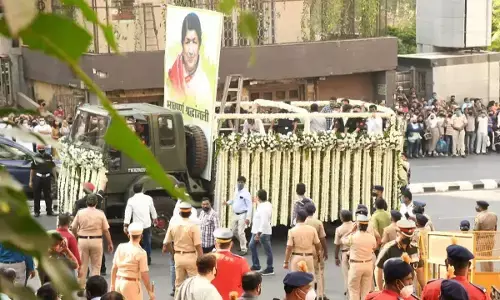 लता मंगेशकर की अंतिम यात्रा के दौरान हुई थी बड़ी गलती, बाद में कर दिया गया सुधार, क्या आपने दिया ध्यान?