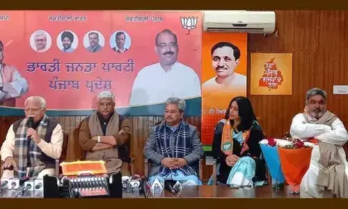 Mahie Gill Joins BJP: अब राजनीति में हाथ आजमाएंगी बॉलीवुड अभिनेत्री माही गिल, बीजेपी में हुईं शामिल