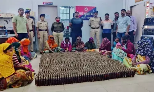 Liquor Smuggling: रेलवे में शराब की तस्करी, 1,536 बोतलों के साथ 12 महिला गिरफ्तार