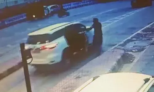 देखें Asaduddin Owaisi पर हमले का नया वीडियो, कार के धीरे होते ही आरोपी ने की ताबड़तोड़ फायरिंग