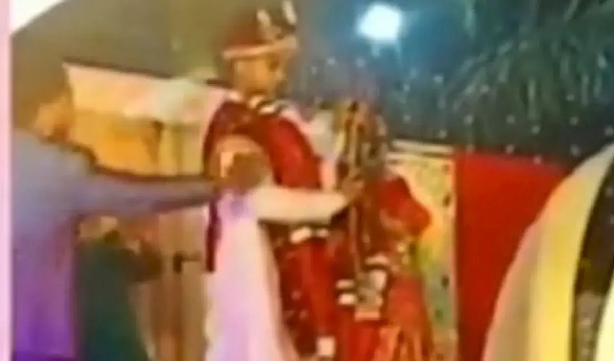 दूल्हा दुल्हन ने स्टेज से की हवाई फायरिंग, सोशल मीडिया पर वीडियो हुआ वायरल