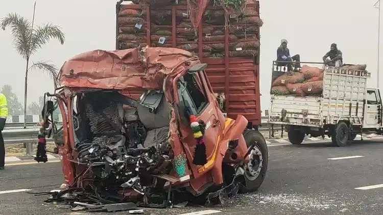 घने कोहरे में पूर्वांचल एक्सप्रेसवे पर टकराए चार वाहन, चालक की मौत