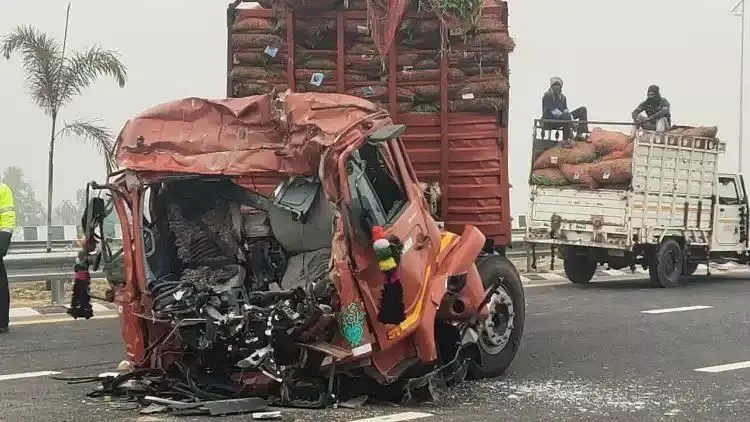घने कोहरे में पूर्वांचल एक्सप्रेसवे पर टकराए चार वाहन, चालक की मौत घने कोहरे में पूर्वांचल एक्सप्रेसवे पर टकराए चार वाहन, चालक की मौत