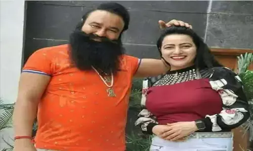 3 दिन में केवल 2 बार परिवार से मिला, राम रहिम आखिर क्यों बनाई अपनों से दूरी, हनीप्रीत से भी कम हुई मुलाकात 3 दिन में केवल 2 बार परिवार से मिला, राम रहिम आखिर क्यों बनाई अपनों से दूरी, हनीप्रीत से भी कम हुई मुलाकात