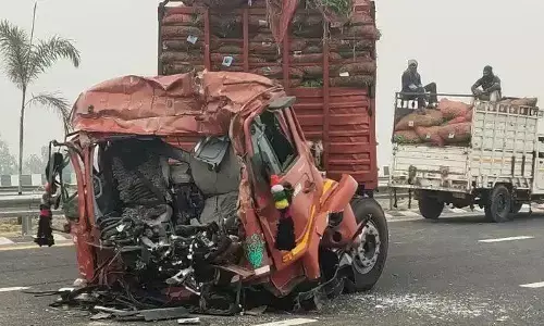 घने कोहरे में पूर्वांचल एक्सप्रेसवे पर टकराए चार वाहन, चालक की मौत घने कोहरे में पूर्वांचल एक्सप्रेसवे पर टकराए चार वाहन, चालक की मौत