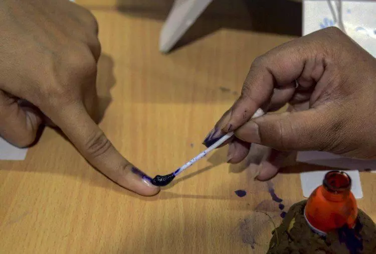 गोरखपुर में वोटर्स के लिए ऑफर, अंगुली पर स्याही दिखा मुफ्त पाएं ये...?