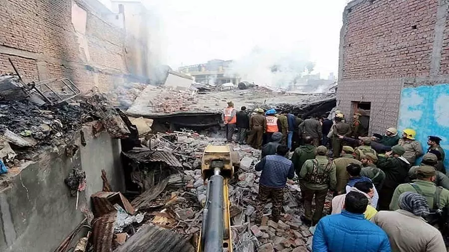 Gurugram Apartment Collapse: गुरुग्राम में अपार्टमेंट की छत ढहने से बड़ा हादसा, 2 लोगों की मौत और कई के दबे होने की आशंका Gurugram Apartment Collapse: गुरुग्राम में अपार्टमेंट की छत ढहने से बड़ा हादसा, 2 लोगों की मौत और कई के दबे होने की आशंका