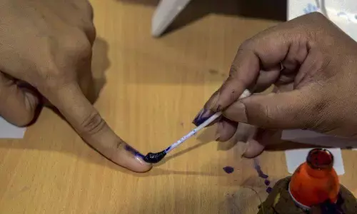 गोरखपुर में वोटर्स के लिए ऑफर, अंगुली पर स्याही दिखा मुफ्त पाएं ये...? गोरखपुर में वोटर्स के लिए ऑफर, अंगुली पर स्याही दिखा मुफ्त पाएं ये...?