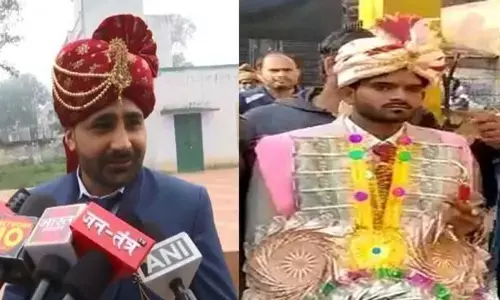बारात ले जाने से पहले दूल्हे आए वोट डालने, बोले पहले मतदान उसके बाद बहू बारात ले जाने से पहले दूल्हे आए वोट डालने, बोले पहले मतदान उसके बाद बहू