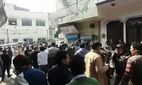 बूथ संख्या नंबर 86 पर राष्ट्रीय लोक दल प्रत्याशी और भाजपा कार्यकर्ताओं के बीच में हल्की झड़प बूथ संख्या नंबर 86 पर राष्ट्रीय लोक दल प्रत्याशी और भाजपा कार्यकर्ताओं के बीच में हल्की झड़प