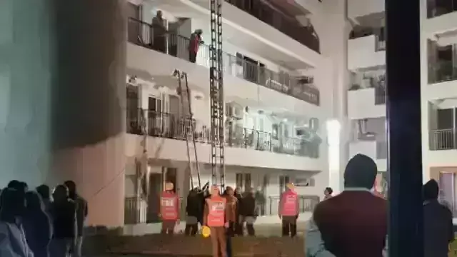 рдЧреБрд░реБрдЧреНрд░рд╛рдо рдореЗрдВ рд╕реЛрд╕рд╛рдЗрдЯреА рдХреЗ 2 рдлреНрд▓реЛрд░ рдЧрд┐рд░рдиреЗ рд╕реЗ рд╣реБрдЖ рд╣рд╛рджрд╕рд╛, 2 рд▓реЛрдЧреЛрдВ рдХреА рдореМрдд, рдХрдИ рд▓реЛрдЧреЛрдВ рдХреЗ рджрдмреЗ рд╣реЛрдиреЗ рдХреА рдЖрд╢рдВрдХрд╛ рдЧреБрд░реБрдЧреНрд░рд╛рдо рдореЗрдВ рд╕реЛрд╕рд╛рдЗрдЯреА рдХреЗ 2 рдлреНрд▓реЛрд░ рдЧрд┐рд░рдиреЗ рд╕реЗ рд╣реБрдЖ рд╣рд╛рджрд╕рд╛, 2 рд▓реЛрдЧреЛрдВ рдХреА рдореМрдд, рдХрдИ рд▓реЛрдЧреЛрдВ рдХреЗ рджрдмреЗ рд╣реЛрдиреЗ рдХреА рдЖрд╢рдВрдХрд╛