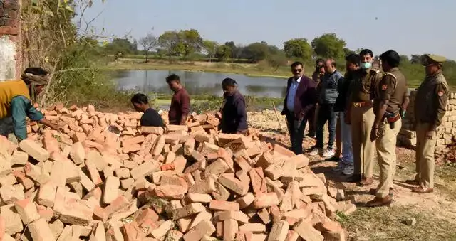 दलित युवती को मारकर दफनाया, सपा सरकार के पूर्व मंत्री के बेटे पर आरोप