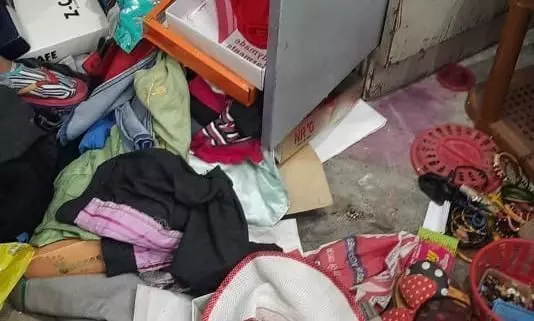 सूने घर का ताला तोड़कर नगदी जेवर उठा ले गए बदमाश सूने घर का ताला तोड़कर नगदी जेवर उठा ले गए बदमाश