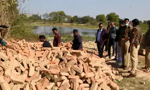 दलित युवती को मारकर दफनाया, सपा सरकार के पूर्व मंत्री के बेटे पर आरोप दलित युवती को मारकर दफनाया, सपा सरकार के पूर्व मंत्री के बेटे पर आरोप