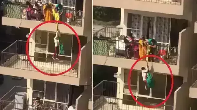 मां के लिए बच्चे की जान से प्यारे हुए कपड़े, नीचे गिरे कपड़े उठाने के लिए बच्चे को 10वीं मंजिल से लटकाया मां के लिए बच्चे की जान से प्यारे हुए कपड़े, नीचे गिरे कपड़े उठाने के लिए बच्चे को 10वीं मंजिल से लटकाया