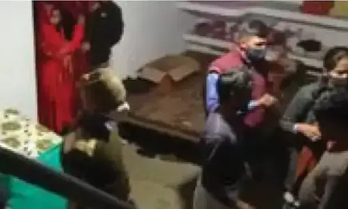 आधी रात दुल्हन के बेडरूम में घुसी पुलिस, पुलिस पर मारपीट का आरोप, आखिर मामला क्या है? आधी रात दुल्हन के बेडरूम में घुसी पुलिस, पुलिस पर मारपीट का आरोप, आखिर मामला क्या है?