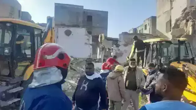 Delhi News : बवाना में राजीव रतन आवास योजना के गिरे कई फ्लैट, रेस्क्यू ऑपरेशन जारी Delhi News : बवाना में राजीव रतन आवास योजना के गिरे कई फ्लैट, रेस्क्यू ऑपरेशन जारी