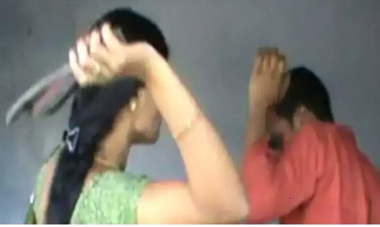 कर्मचारी ने की गंदी बात, महिला कर्मी ने केबिन में घुसकर जड़े थप्पड़ कर्मचारी ने की गंदी बात, महिला कर्मी ने केबिन में घुसकर जड़े थप्पड़