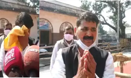 टिकट कटने से फूट-फूटकर रोए सपा नेता, सपा अध्यक्ष पर लगाए आरोप टिकट कटने से फूट-फूटकर रोए सपा नेता, सपा अध्यक्ष पर लगाए आरोप