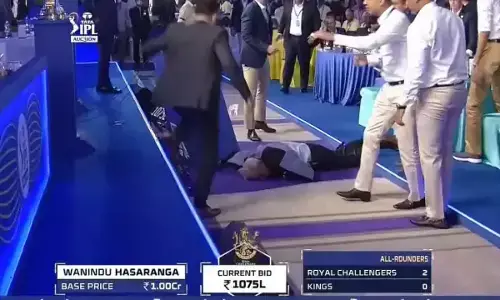 IPL 2022 Auction: बोली के दौरान आईपीएल ऑक्शनर हुआ बेहोश, नीलामी को रोका गया, फिर...